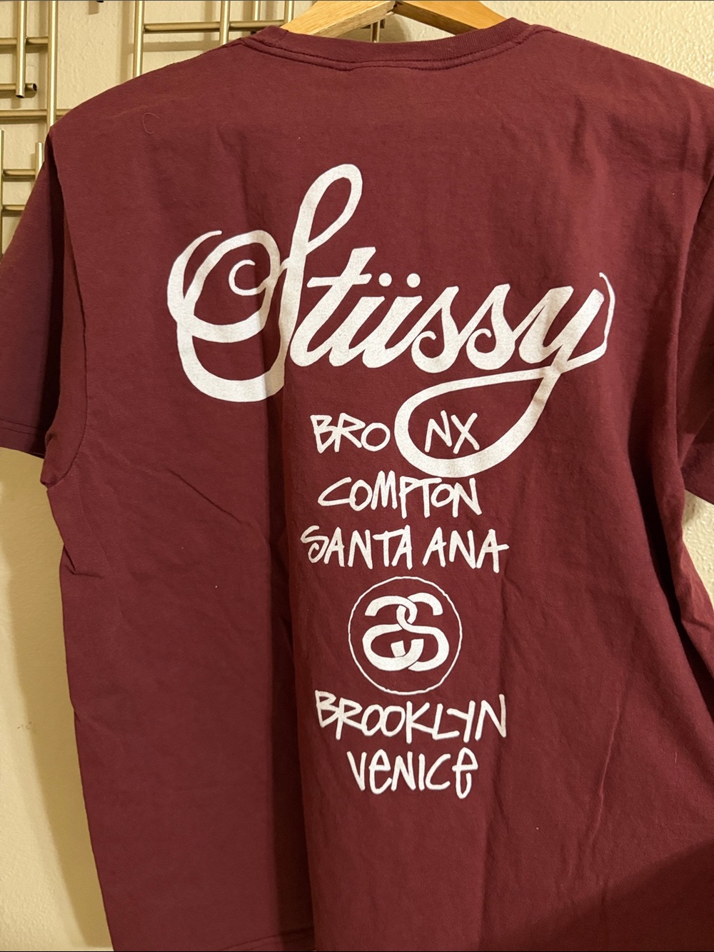 Stussy Men's Burgundy Short-Sleeve Logo Tee - Picture 5 of 5